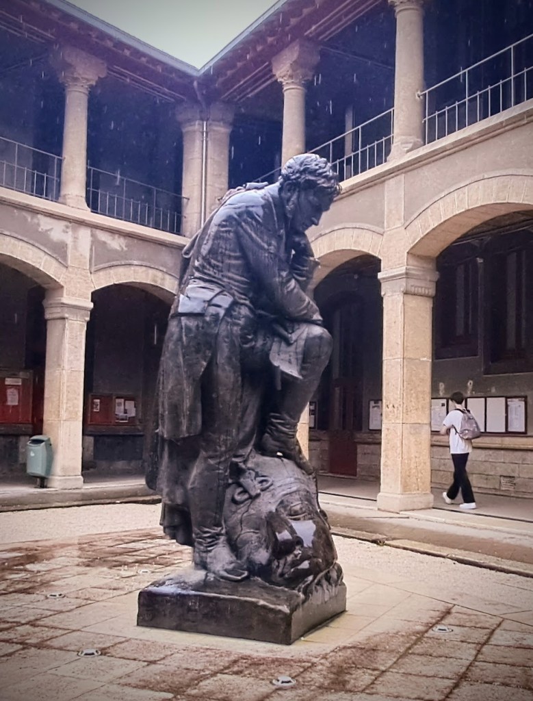 Statue de Jean-François Champollion. Cour d’Honneur du Lycée Champollion de Grenoble
