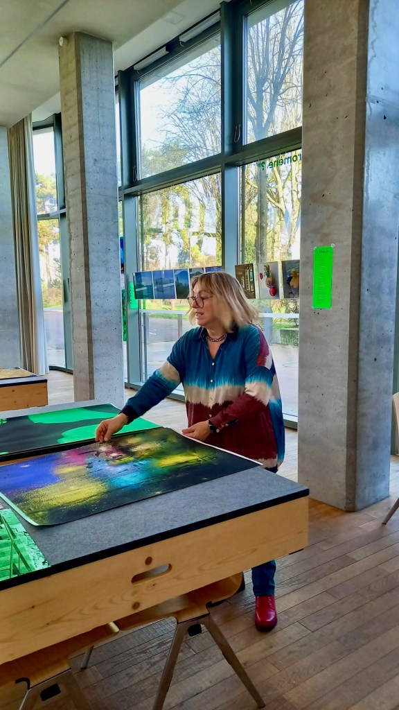 Claude en plein décrochage de l'exposition