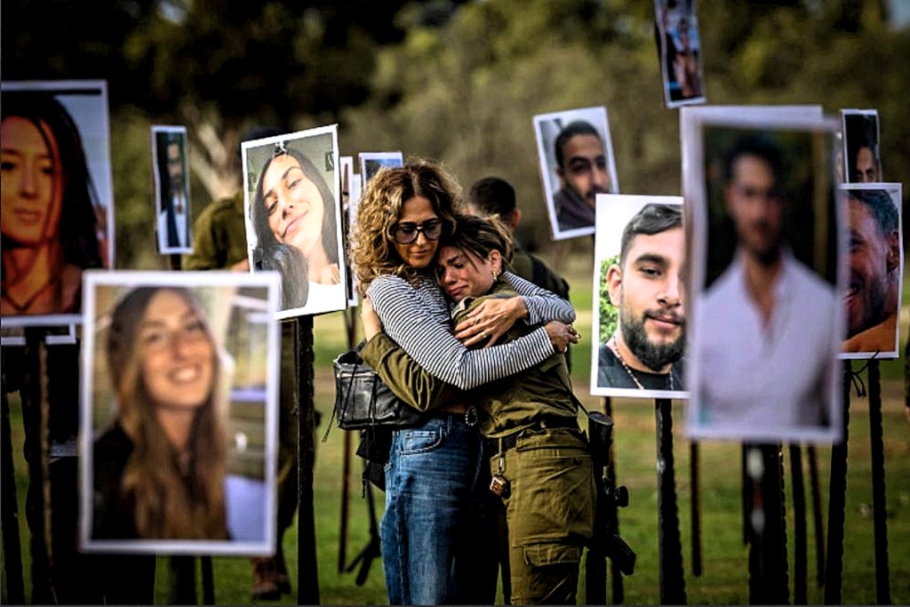 Une soldat pleure dans les bras de sa mère © i24