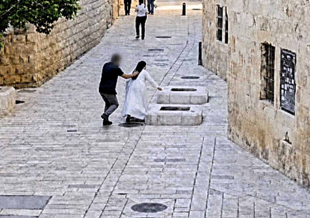 Agression de la religieuse française par un juif orthodoxe à Jérusalem - Images de Vidéo surveillance